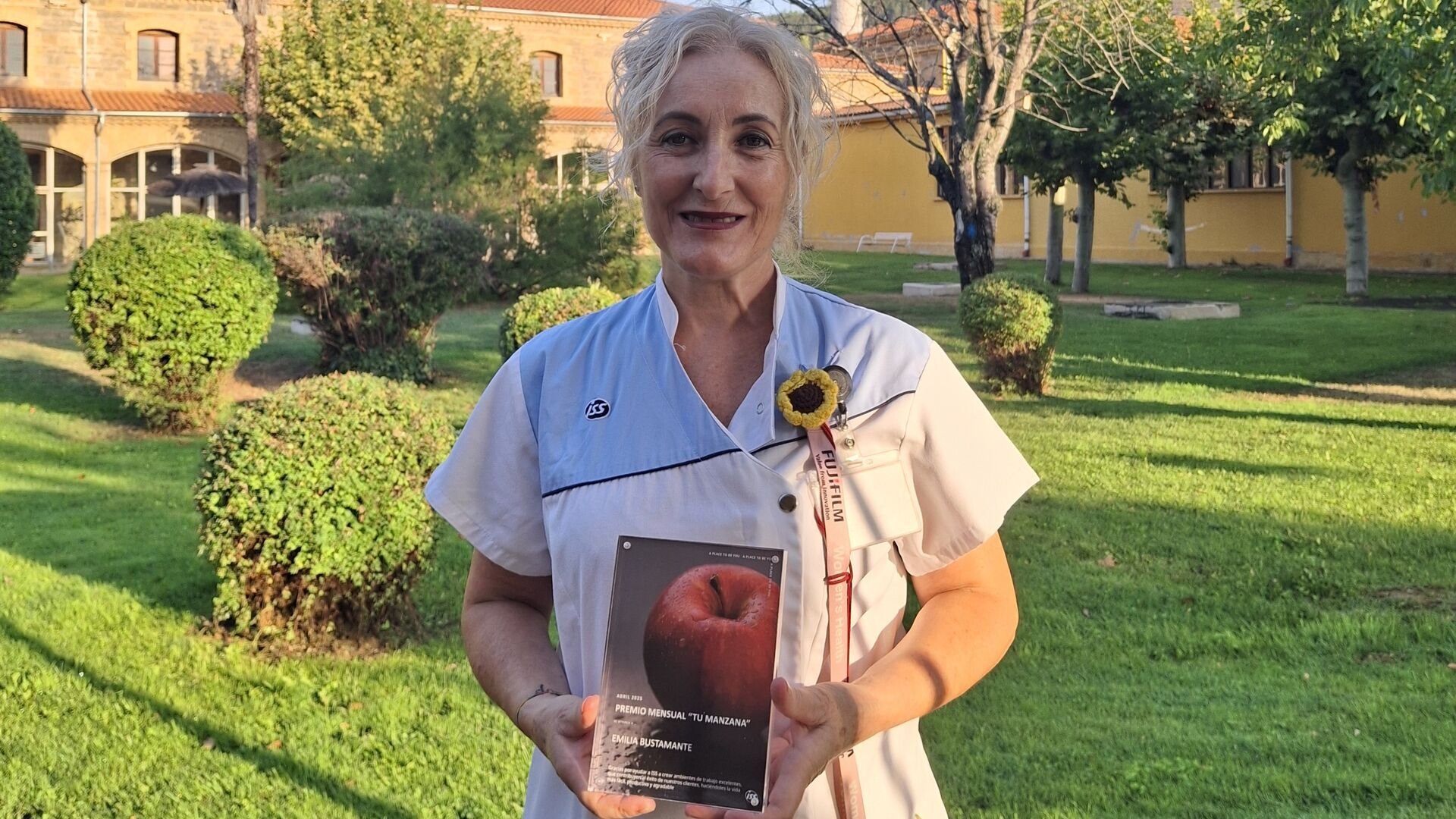 Large-Es_apple_award_abril25