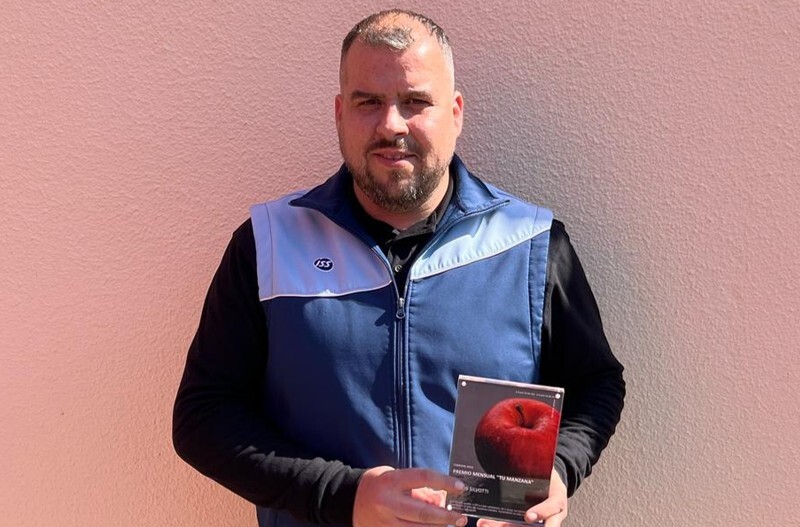 es_apple_feb25_Carlos